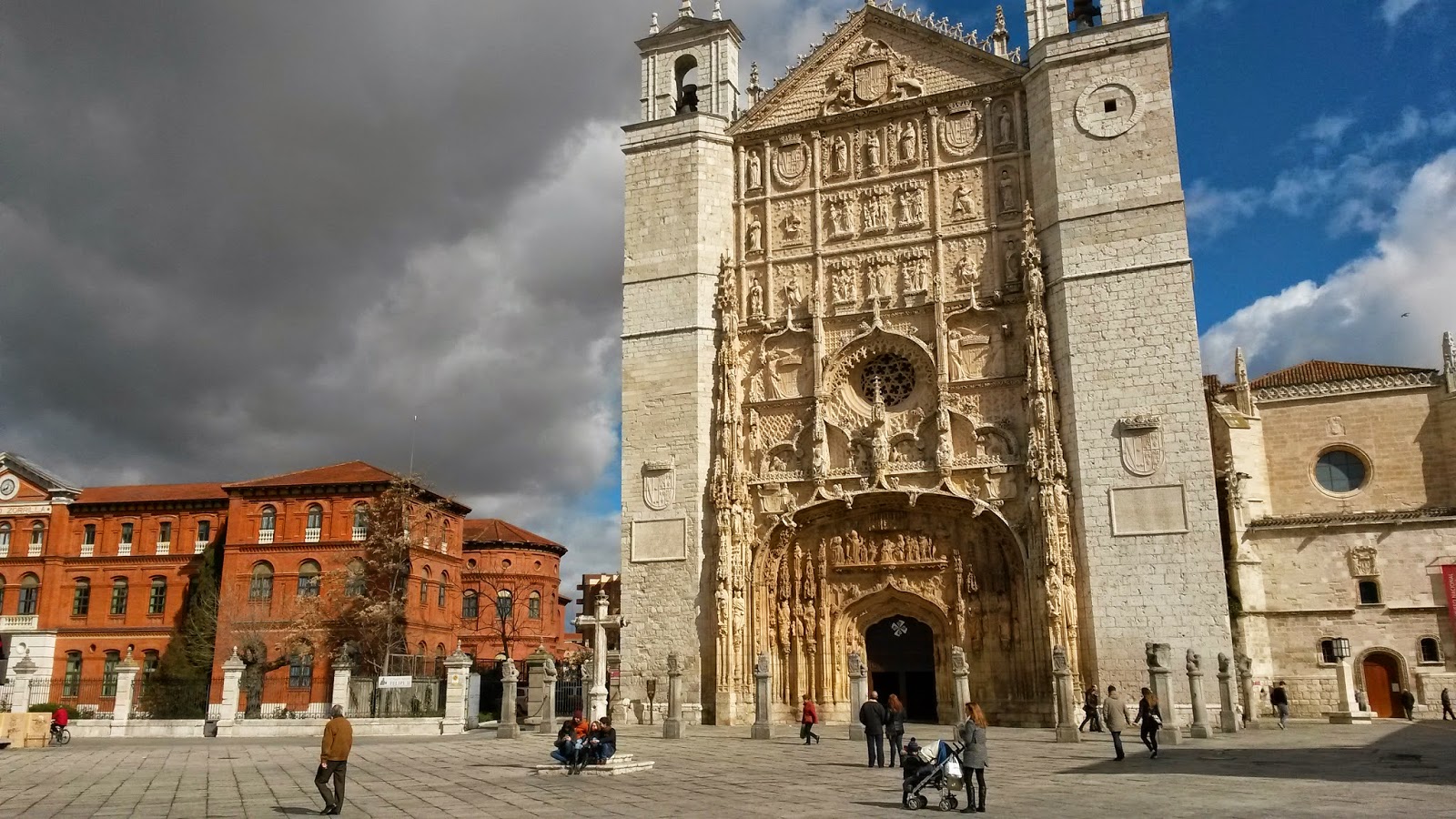 Iglesia de San Pablo, famosa por su imponente fachada decorada con esculturas.