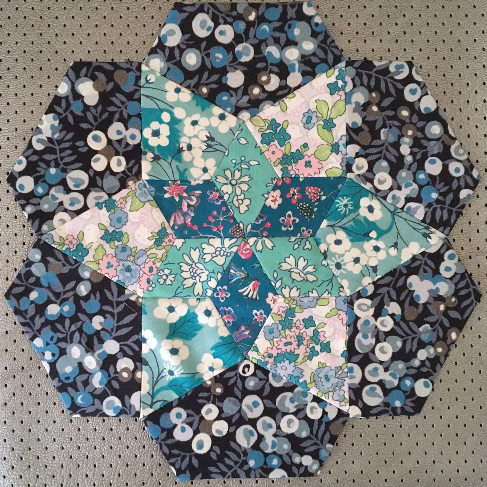 Ripples Quilt / CHARM ABOUT YOU