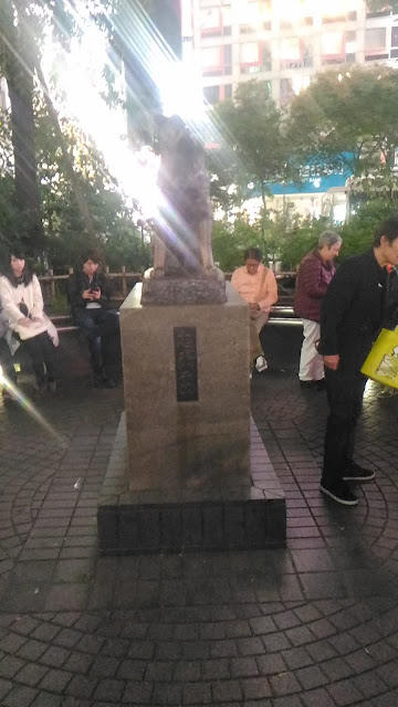 La statue d'Hachico mais à contre jour on ne voit pas grand chose, mais il y avait énormément de monde