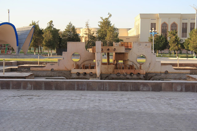 Ouzbékistan, Boukhara, Avenue Alisher Navoï, fontaine, © L. Gigout, 2012