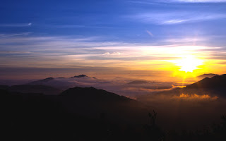 https://www.hippopx.com/hu/mountain-sunrise-solar-sunset-nature-sunrise-dawn-landscape-137488