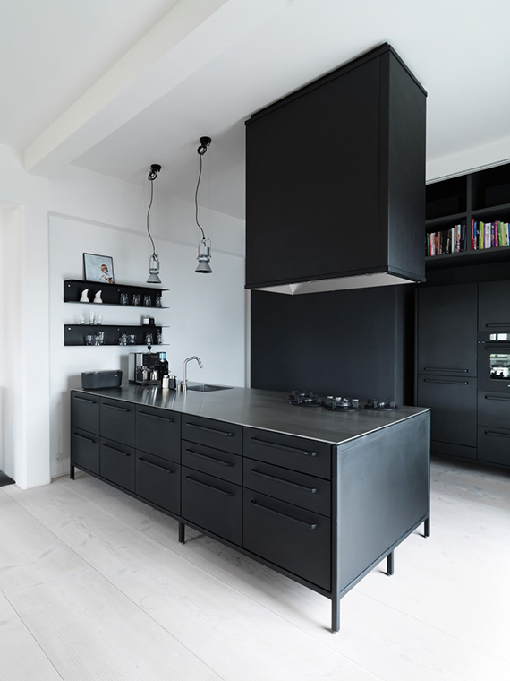 Minimalistic black kitchens | Image via Home Adore