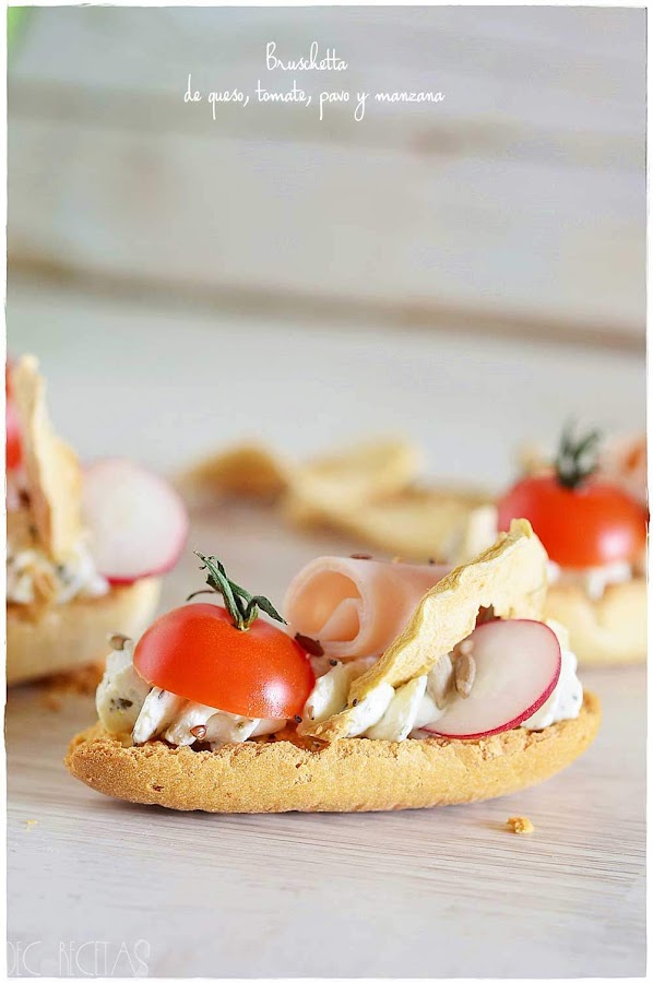 Bruschetta de queso, tomate, pavo y manzana-Entrante- aperitivo- canapé- tosta