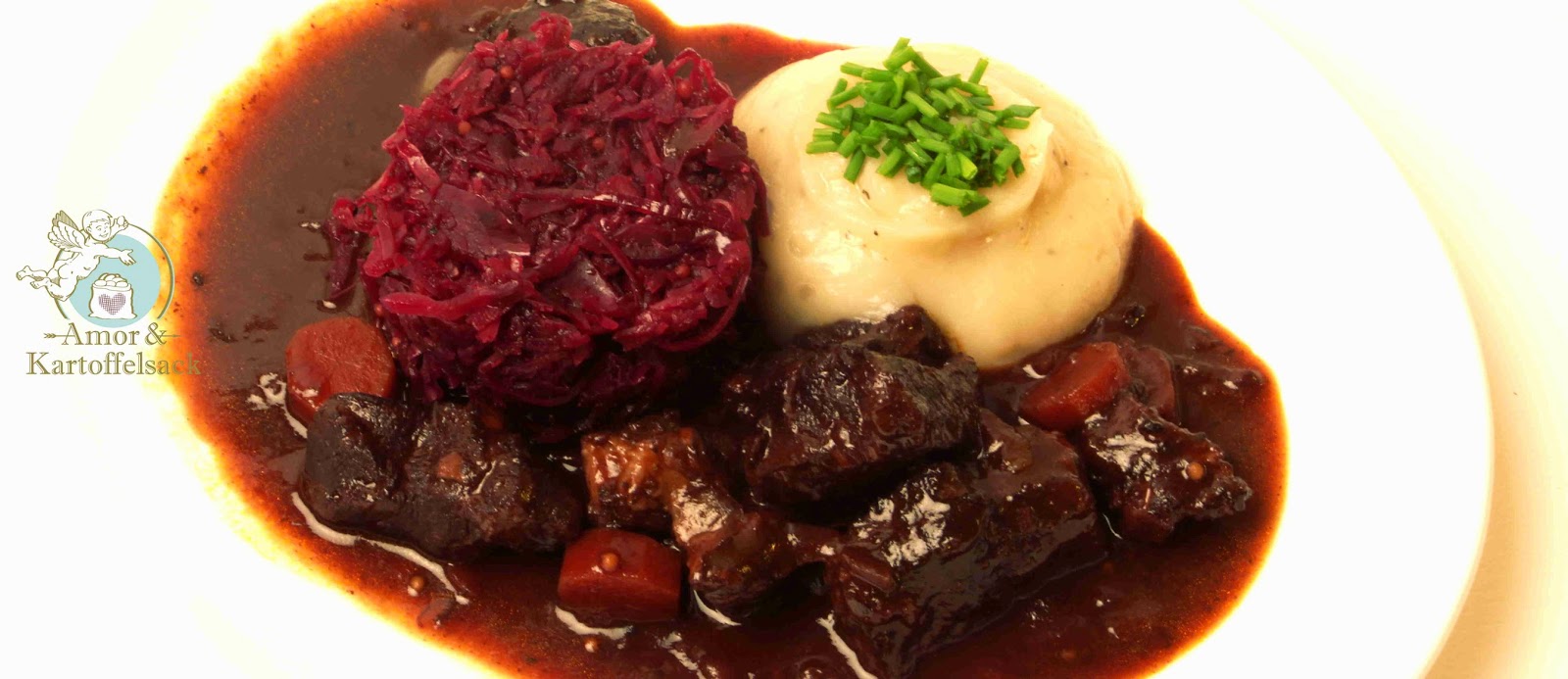 Amor&amp;Kartoffelsack: Wildschweingulasch an Topinamburpüree und Blaukraut