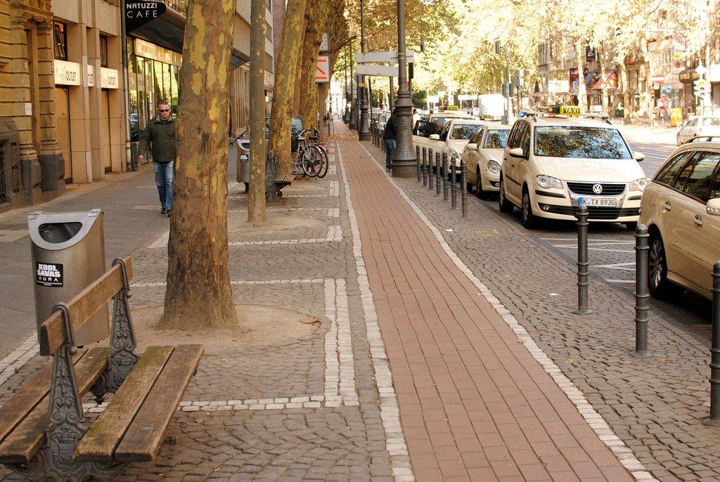 пешеходная дорожка в городе. благоустройство кронштадтского бульвара. благоустройство улицы. ростов на дону ул большая садовая аллея. тротуар.