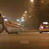 Homem nu e com boneca inflável corre de mulher na China