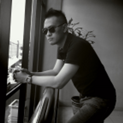 Biografi Andra Ramadhan Biografi Andra Ramadhan Biodata Nama Lengkap : Andra Junaidi Ramadhan Nama Lain : Andra Tempat Tanggal Lahir : Surabaya, 17 Juni 1972 Pekerjaan : Musisi, Gitaris Agama : Islam Pasangan : Ismulia Permatasari Instagram : andra_photo Biografi Andra Junaidi dilahirkan pada tanggal 17 Juni 1972 sebagai anak bungsu dari enam bersaudara hasil pernikahan pasangan A. Ramadhan dan S.M. Fadilah. Andra mengaku terlambat mengenal musik, karena baru SMP lewat ekskul musiklah ia mulai tertarik pada musik. Pertama ia bermimpi untuk menjadi seorang drummer terkenal, tapi karena masalah biaya untuk membeli Drum sangat mahal dan setelah melihat teman2nya asyik memetik gitar, hobinya pun berganti. Bermodal gitar pinjaman, ia mulai belajar gitar, dan memang karena bakat, kemampuan dan teknik permainannya berkembang sangat pesat. Di SMPN 6 inilah, Andra bertemu dengan Dhani, Wawan, dan Erwin kemudian mereka sepakat untuk membentuk band dengan nama Dewa. Aliran rock yang pertama mereka geluti akhirnya pindah ke jazz akibat pengaruh Erwin. Masalah kemudian bergelayut pada kehidupan Andra yaitu ketika ia harus memilih antara karirnya sebagai pemusik atau meneruskan kuliahnya di jurusan ?desain interior. Dengan pertimbangan yang matang, akhirnya Andra memilih untuk terus meniti karir di dunia musik, tapi bukan berarti langkahnya tetap ?mulus, karena kedua