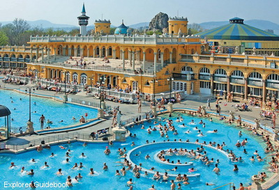 Szechenyi Bath, pemandian air panas terkenal di Budapest Szechenyi Bath (Pemandian Air Panas)