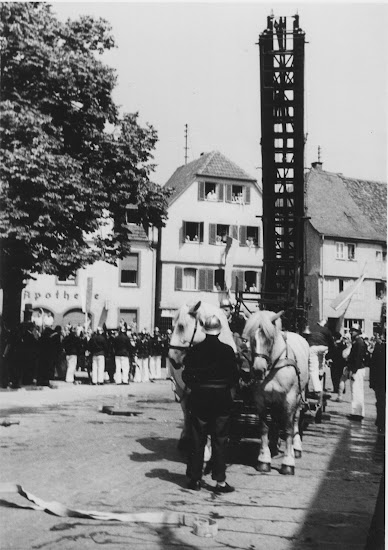 Die Freiwillige Feuerwehr Bensheim 1957 am Hospitalbrunnen, Foto: Jürgen Stoll-Berberich