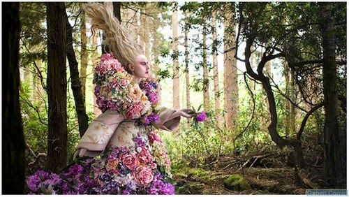 Pakaian Wanita Yang Menawan Diperbuat Dari 1000 Bunga