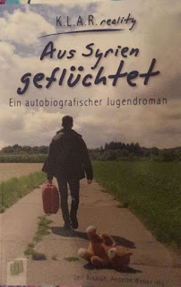 Buchvogel das Cover zeigt einen jungen Mann auf einem Weg von hintem, er trägt einen Koffer in der Hand, hinter ihm liegt ein Teddy