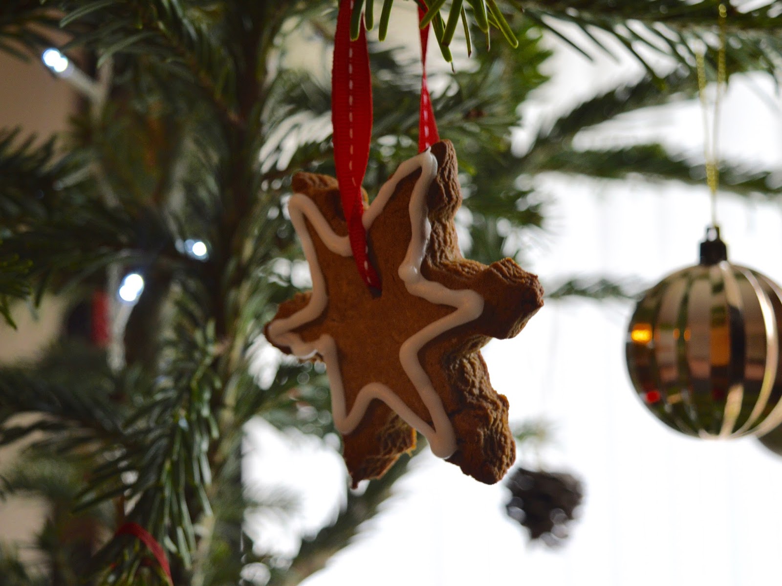 Easy Homemade Gingerbread Christmas Tree Decorations | A Recipe - gingerbread decorations on Christmas tree