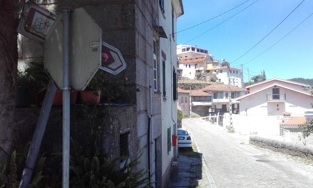 Placa para acesso á praia fluvial do Castelo e empedrado