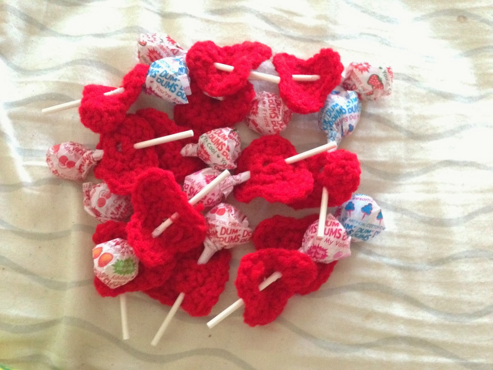The Crafty German: Valentine's Day Crochet Hearts with Lollipop Arrows