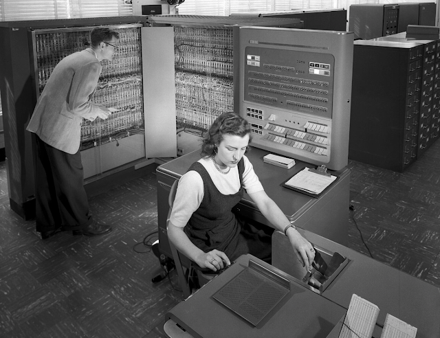 Historia de la IA: Frank Rosenblatt y el Mark I Perceptrón, el primer ordenador fabricado específicamente para crear redes neuronales en 1957