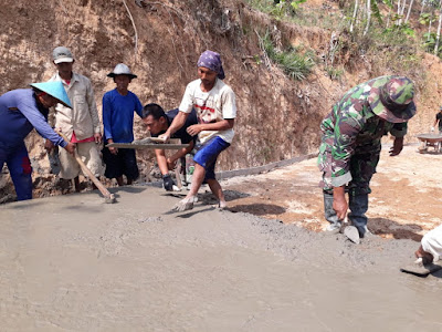 SATGAS TMMD DAN WARGA KEBUT COR JALAN TMMD REG KE 103