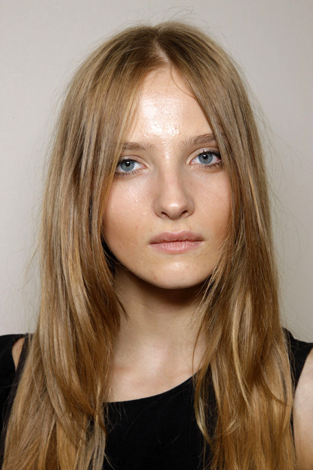 Джиджи хадид светлые волосы. Золотисто бежевый блонд. Пепельно бежевый блонд. Светло русые волосы. Светлорусский цвет волос.