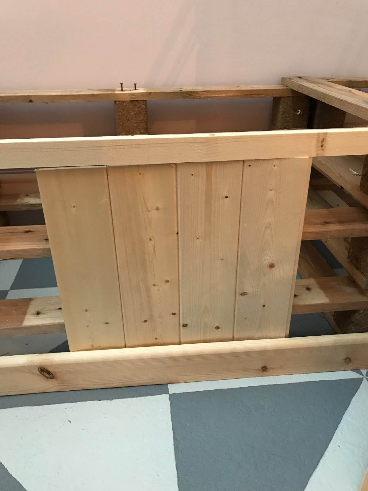 how to build a bespoke built-in bench from pallets