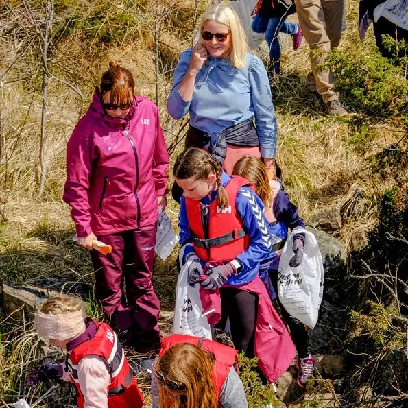 Crown Princess Mette-Marit and Prince Haakon visited Stangholmen together with 4th grade pupils of Risør Primary School in order to clean plastic wastes