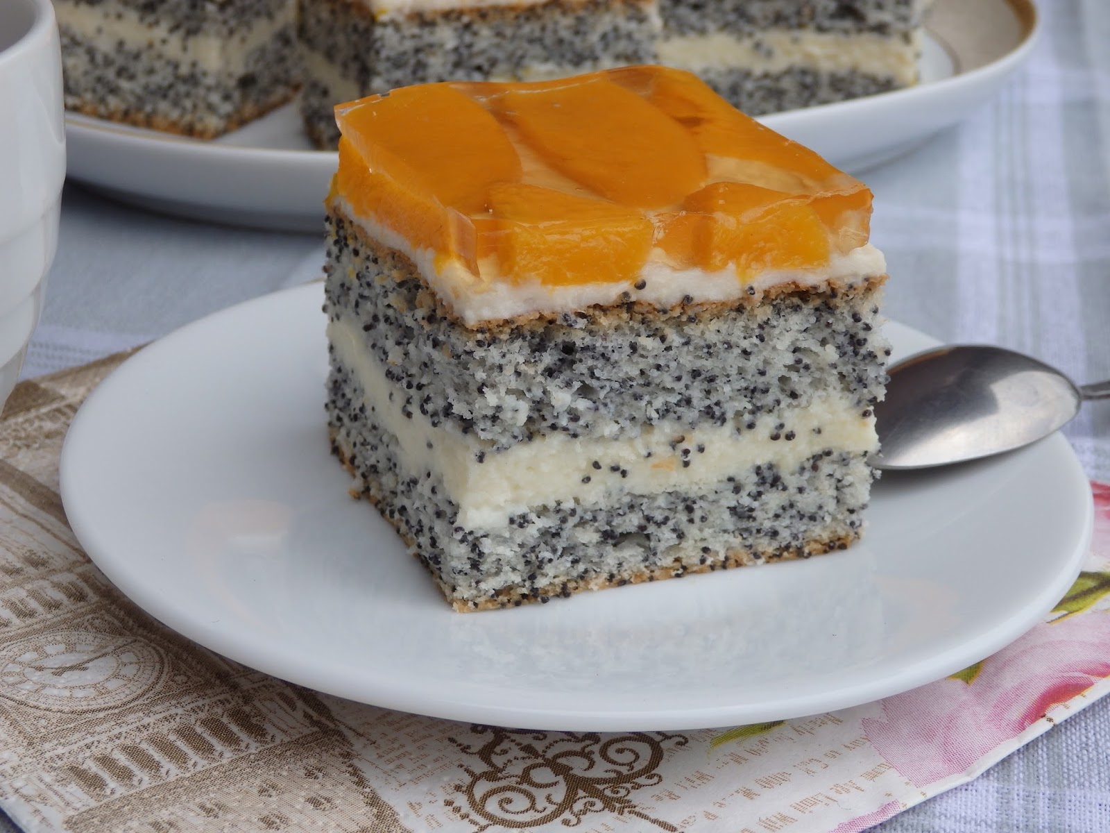 Monia miesza i gotuje Piegusek z brzoskwiniami