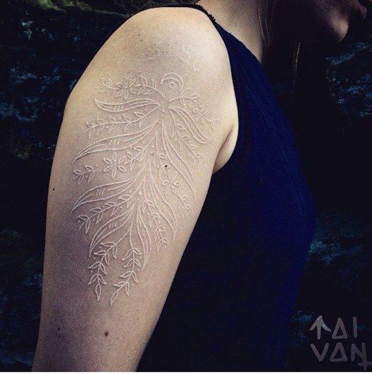 tatuaje de tinta blanca