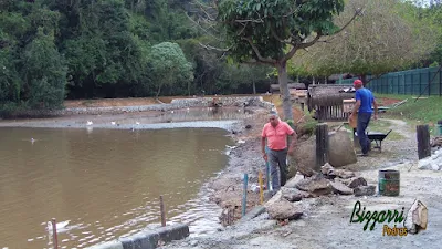 Bizzarri, da Bizzarri Pedras, visitando a obra onde estamos fazendo o muro de pedra em volta da construção do lago em Cotia-SP, sendo muro de pedra para contenção do barranco que está assoreando a lago. 15 de maio de 2017.