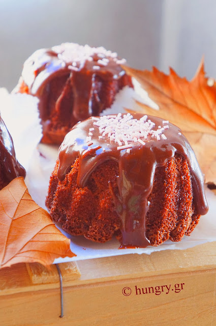 Mini Cakes with Chocolate Glaze