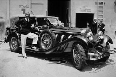 Al Jonson con su auto M. Benz en 1930