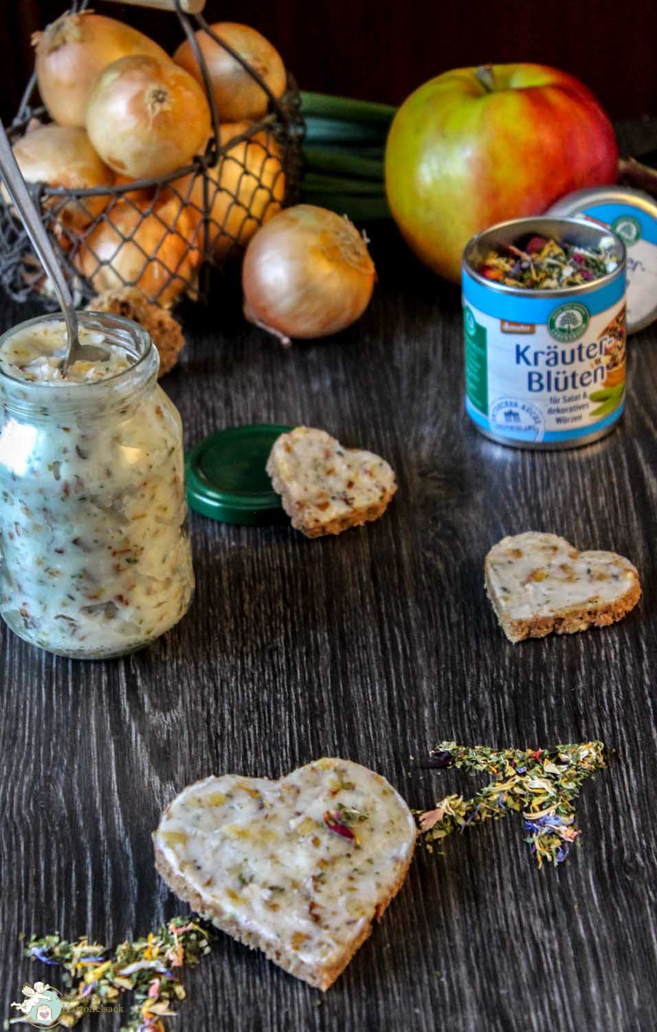 Amor&amp;Kartoffelsack: Veganes Zwiebelschmalz mit Apfel und Kräuter-Blüten