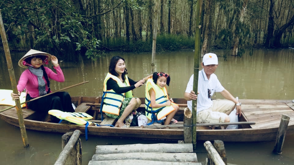 Đi đò chèo tham quan Gáo Giồng - Tour Cần Thơ Đồng Tháp