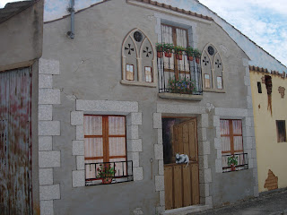 Pintura popular en fachada de Olombrada