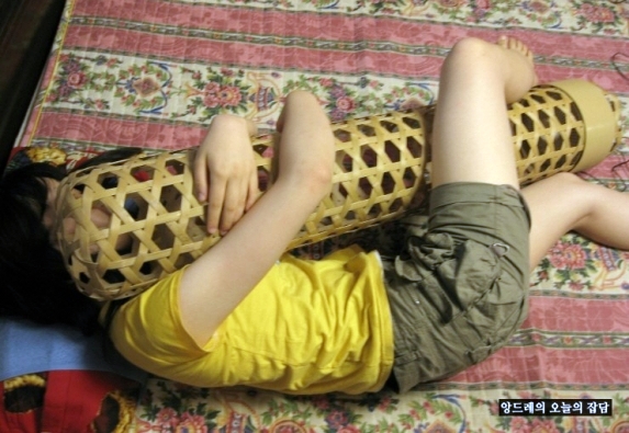 Mujer coreana durmiendo con jukbuin