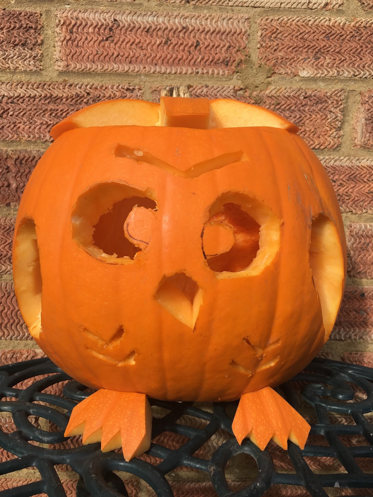 How to Carve a Simple Owl design in a Halloween Pumpkin #myfamiliespumpkin