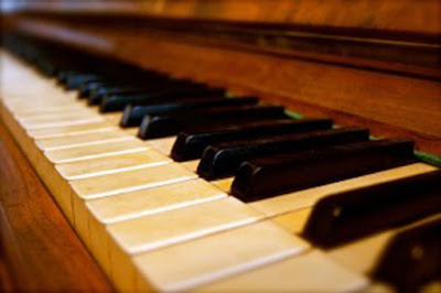 Biografi Bartolomeo Cristofori - Penemu Piano Biografi Bartolomeo Cristofori - Penemu Piano Bartolomeo Cristofori di Francesco lahir pada tanggal 4 Mei 1655, merupakan seorang pembuat alat musik Italia, sekaligus sebagai penemu instrumen piano. Cristofori lahir di Padua, Republik Venesia. Tidak ada yang diketahui dari kehidupan awalnya. Ada peristiwa yang paling penting dalam hidup Cristofori yang terjadi pada tahun 1688, saat usianya mencapai 33 tahun, ia direkrut untuk bekerja pada Pangeran Ferdinando de Medici. Ferdinando adalah seorang pangeran pecinta dan pelindung musik, anak, dan ahli waris dari Cosimo III, Grand Duke of Tuscany. Ferdinando sedang mencari teknisi baru untuk mengurus banyak instrumen musiknya karena pegawai sebelumnya baru saja meninggal. Namun, tampaknya pangeran ingin mempekerjakan Cristofori tidak hanya sebagai teknisi, tetapi secara khusus sebagai inovator dalam instrumen musik. Hal ini tidak mengejutkan jika Cristofori pada usia 33 tahun sudah menunjukkan bakat sebagai inventor yang menjadikannya terkenal. Akhir dari abad ke-17, Cristofori telah menemukan dua instrumen keyboard sebagai pendahuluan sebelum ia memulai karyanya pada piano. Instrumen ini didokumentasikan dalam inventarisasi yang tercatat pada tahun 1700, dari sekian banyak instrumen yang disimpan oleh Pangeran Ferdinando. Piano paling awal ciptaan Cristofori disebut pianoforte. Seperti yang ditulis dalam sebuah catatan oleh seorang penyair