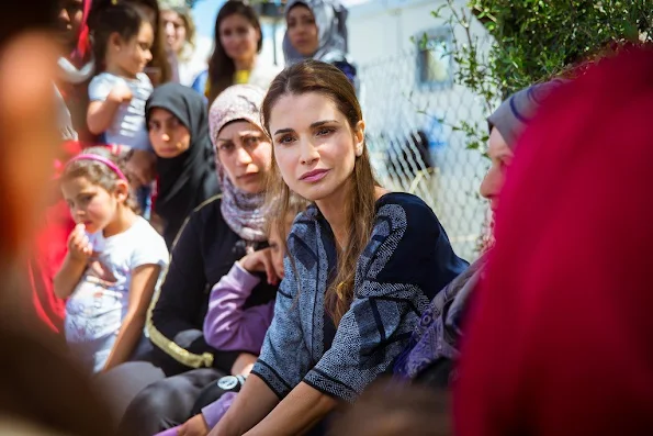 Queen Rania of Jordan meets Syrian refuges at the Karatepe municipality camp