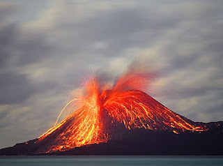 Letusan gunung merapi dapat mengeluarkan lava yang sangat panas Letusan gunung merapi dapat mengeluarkan lava yang sangat panas