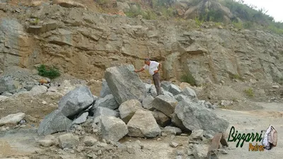 Bizzarri na pedreira fazendo o que mais gosta, garimpando pedras, vendo os tipos de pedra para paisagismo com pedras, canteiros com pedra e plantas. Gosto de procurar e já imaginar ela sendo colocada em cada trabalho com pedra que vou executando.