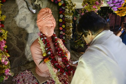Amitabh Bachcan in front of Vivekananda statue in Kolkata