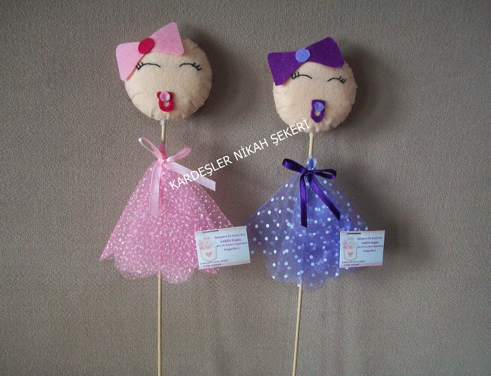 Kardeşler nikah Şekeri. Keçe kız bebek çubuk süs
