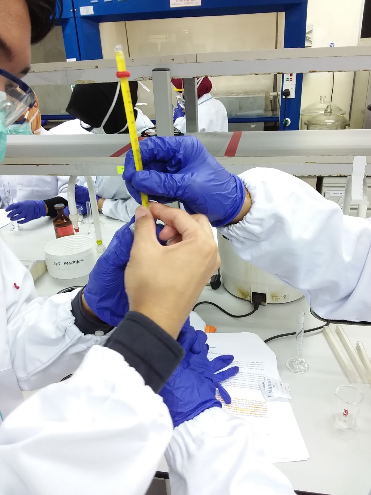 Lab Report for Experiment 3b MUTUAL SOLUBILITY CURVE FOR PHENOL AND WATER