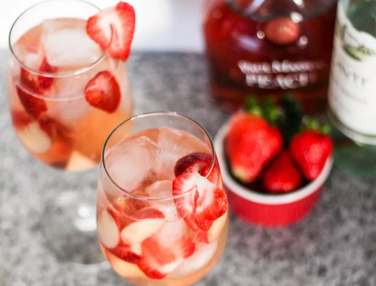 Peach Strawberry Sangria #fresh #drinks