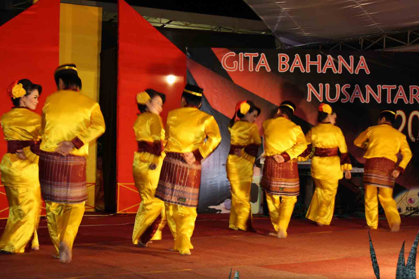 Tari Dana-Dana, Tarian Tradisional Khas Gorontalo - Kamera ...
