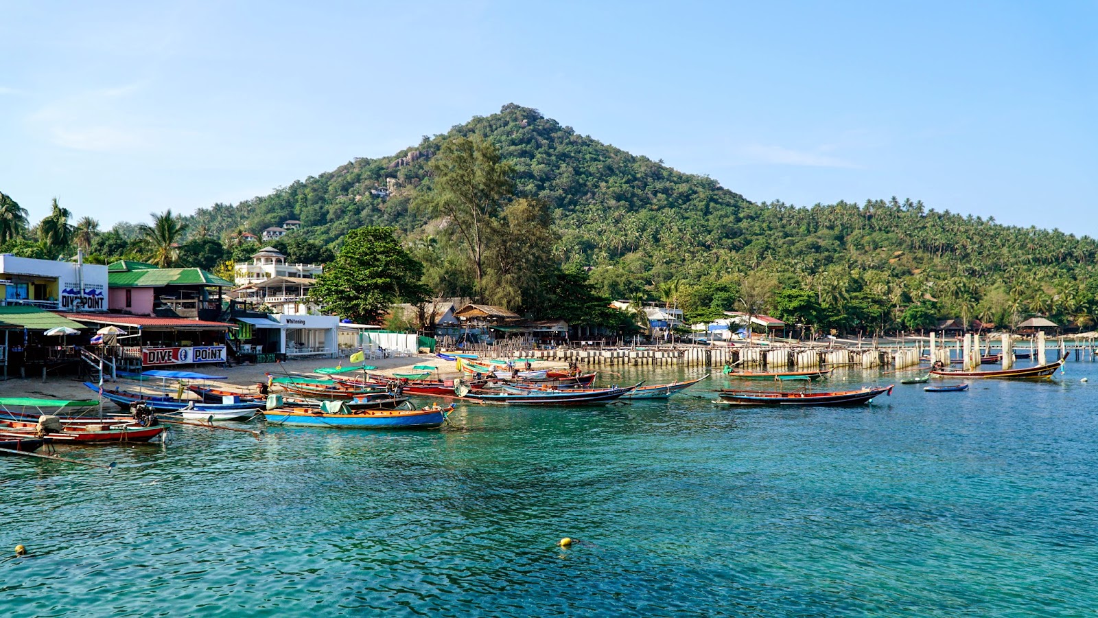 The beautiful turquoise waters of the shallows off Mae Haad