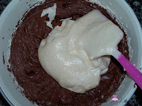 Añadiéndole la mezcla de las yemas y la clara a la nata y chocolate