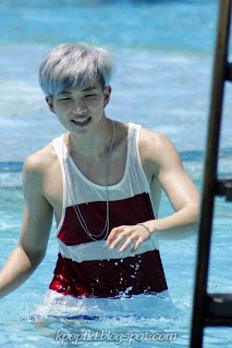 Foto Rap Monster BTS Berenang Foto Rap Monster BTS Berenang