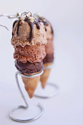 Aretes hechos de masa polimérica con forma de helado de chocolate