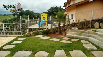 Execução do caminho de pedra com pedra Carranca tipo cacão com a escada de pedra Carranca serrada e a execução do paisagismo em casa na represa em Piracaia-SP.