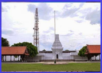 Ciri khas Bangunan yang menyerupai candi Penataran Ciri khas Bangunan yang menyerupai candi Penataran