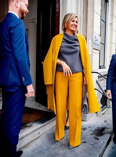 Pensioen3daagse, an initiative of the national Wise in Money Affairs platform. Queen Maxima wore a yellow coat and yellow trousers by Natan