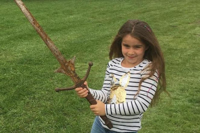Pedang King Arthur 'Excalibur' Ditemukan oleh Gadis Kecil?